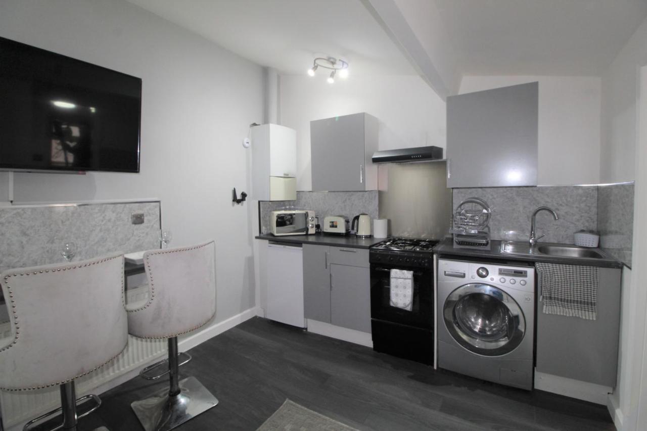 Studio 2 Min Walk To Upton Park Station ลอนดอน ภายนอก รูปภาพ