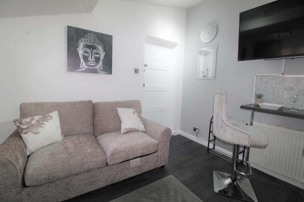 Studio 2 Min Walk To Upton Park Station ลอนดอน ภายนอก รูปภาพ